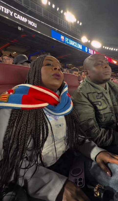 Sheila Ebana mirando el partido / Instagram