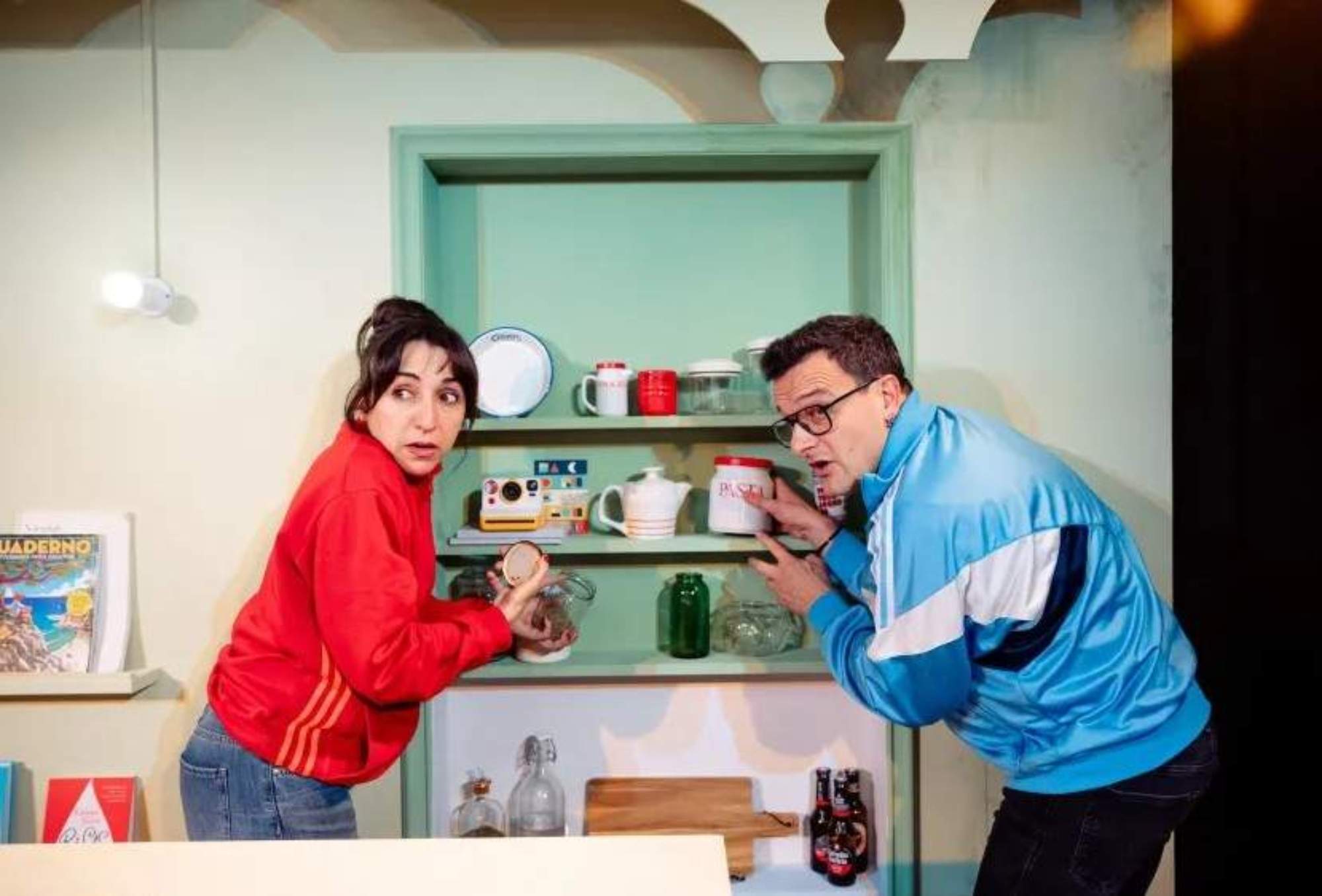 Un grillo que resuena fuerte: una comedia viva y punzante sobre la Barcelona actual