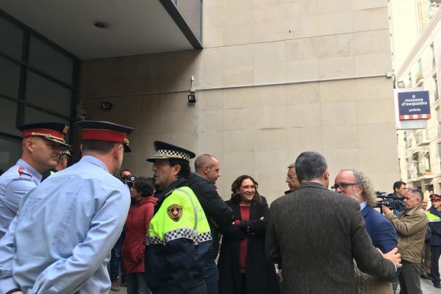 Colau comissaria Mossos Raval Narcopisos - Anton Rosa Colau comissaria Mossos Raval Narcopisos - Anton Rosa
