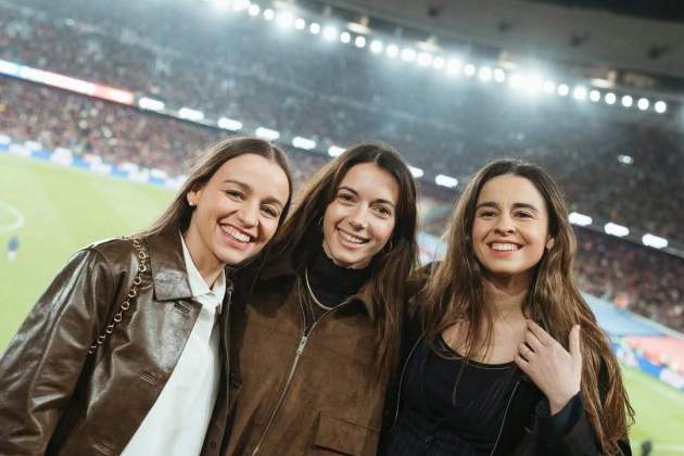 Aitana Bonmatí amb Martina Puigvert i Carlota Puigvert al Camp Nou el passat mes de març / Instagram