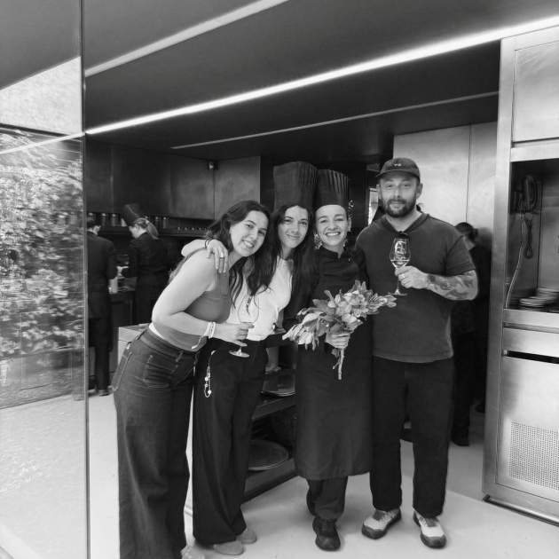 Aitana Bonmatí amb Martina Puigvert i els seus amics al restaurant Les Cols / Instagram