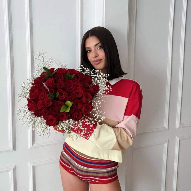 Dulceida amb el ram de flors que li ha regalat Alba Paúl des de la distància / Instagram