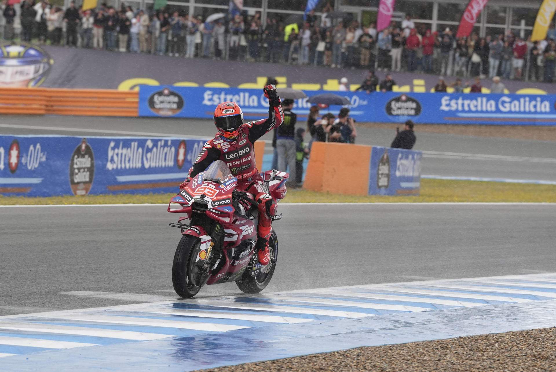 Marc Márquez combat la pluja i s'adjudica un esprint boig a Jerez per reenganxar-se al Mundial
