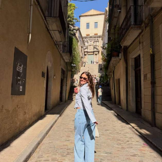 Laura Escanes paseando por Girona / Instagram