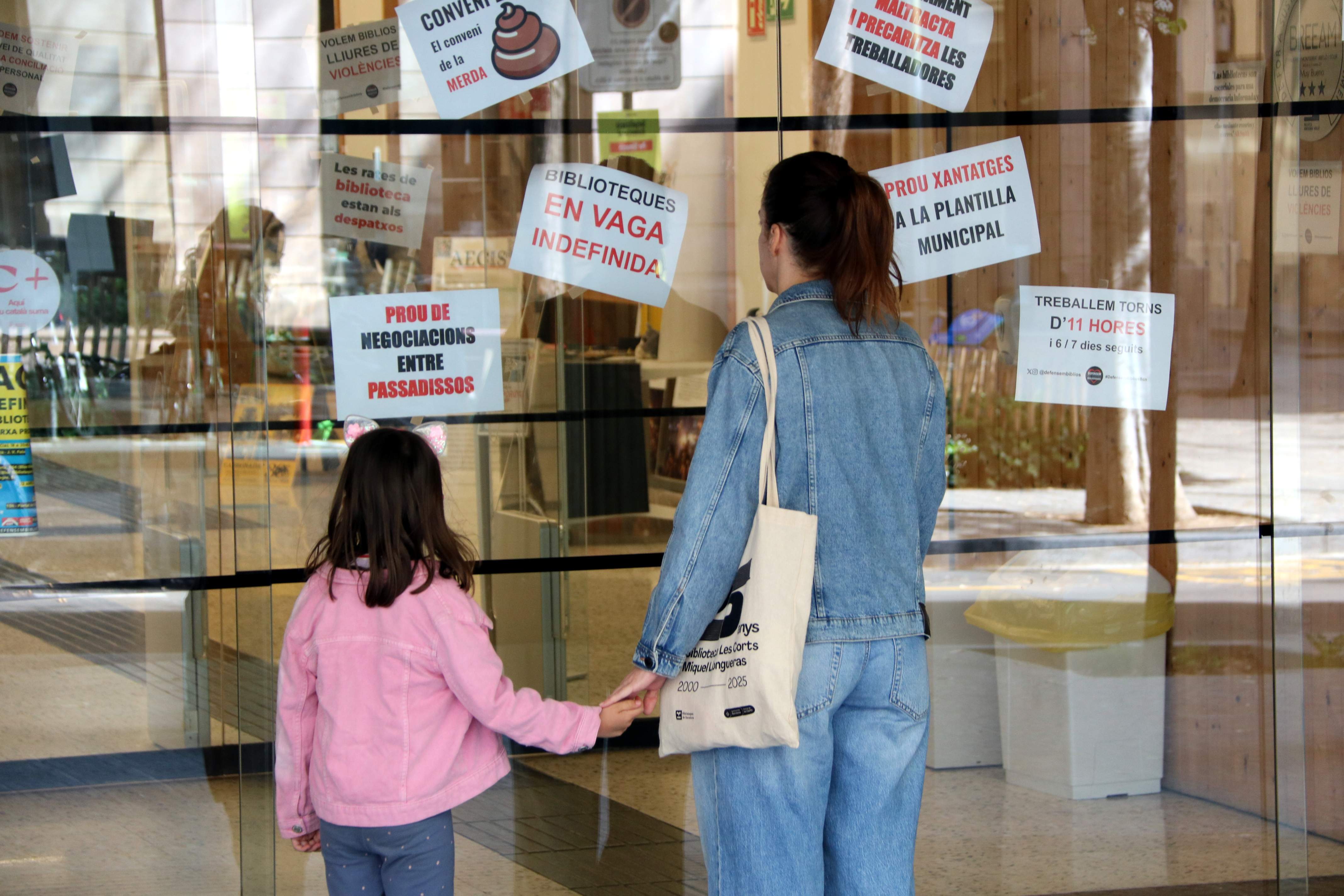 Los bibliotecarios inician una huelga cada sábado con una gran acogida: 36 de 40 centros se adhieren