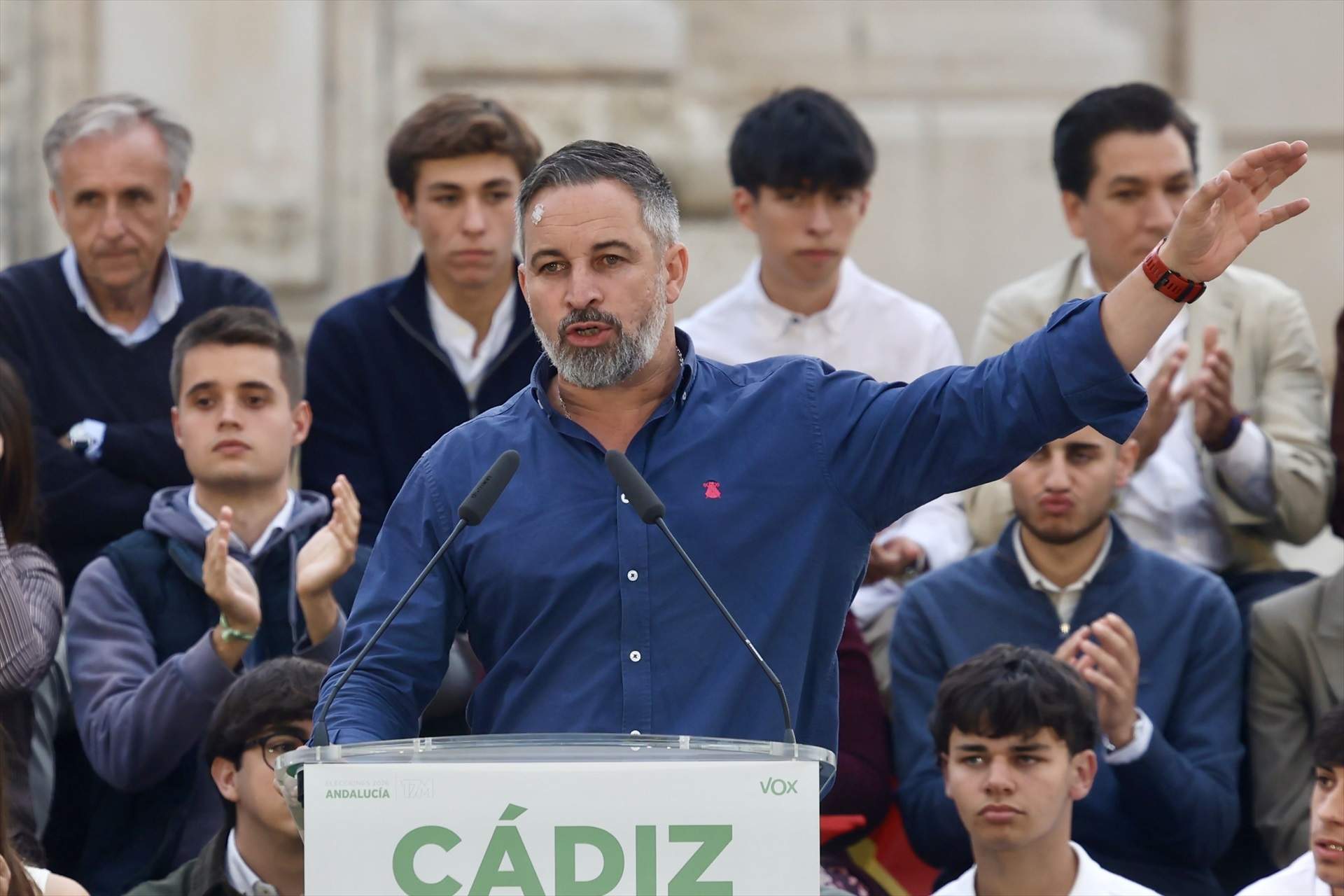 Abascal diu “merda” a Sánchez i “rata” a Marlaska després d’agressions a carpes de Vox durant Sant Jordi