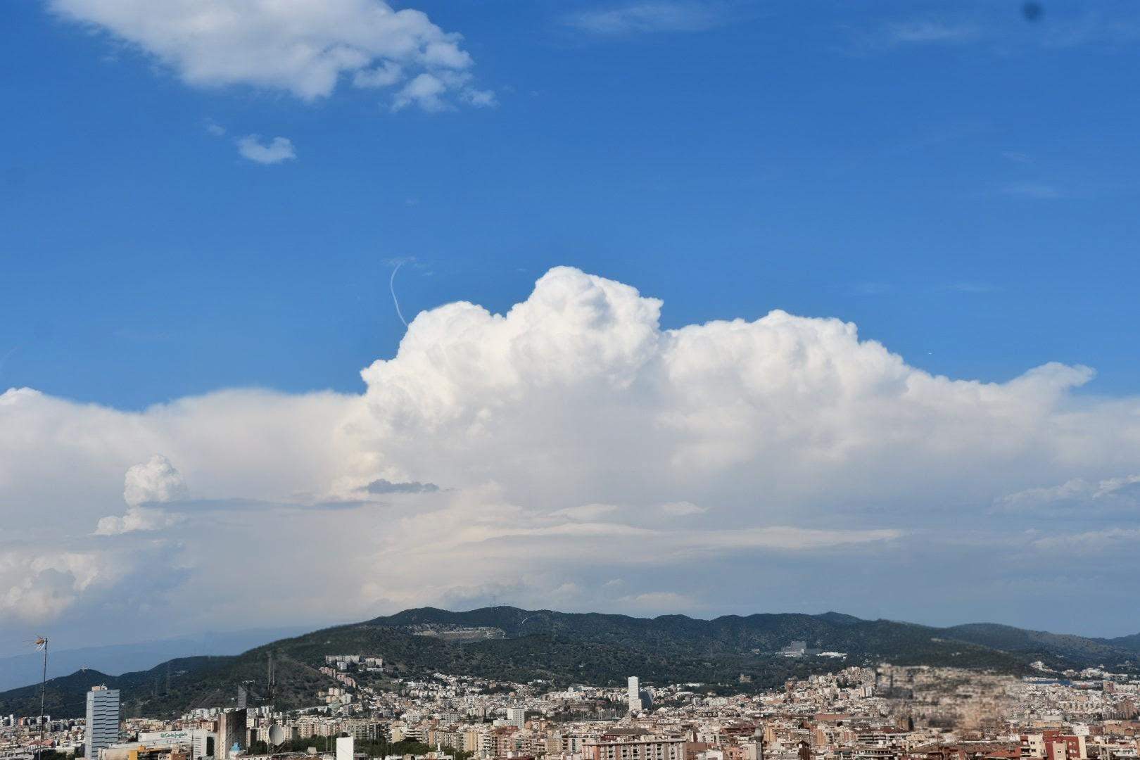 Grans contrastos del temps a Catalunya: sol i caloreta a la costa i ruixats amb tempesta a l'interior