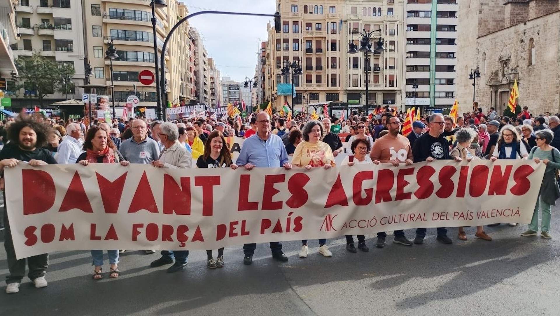 Milers de personas en València claman en defensa de la lengua y la cultura por la Diada del 25 de abril