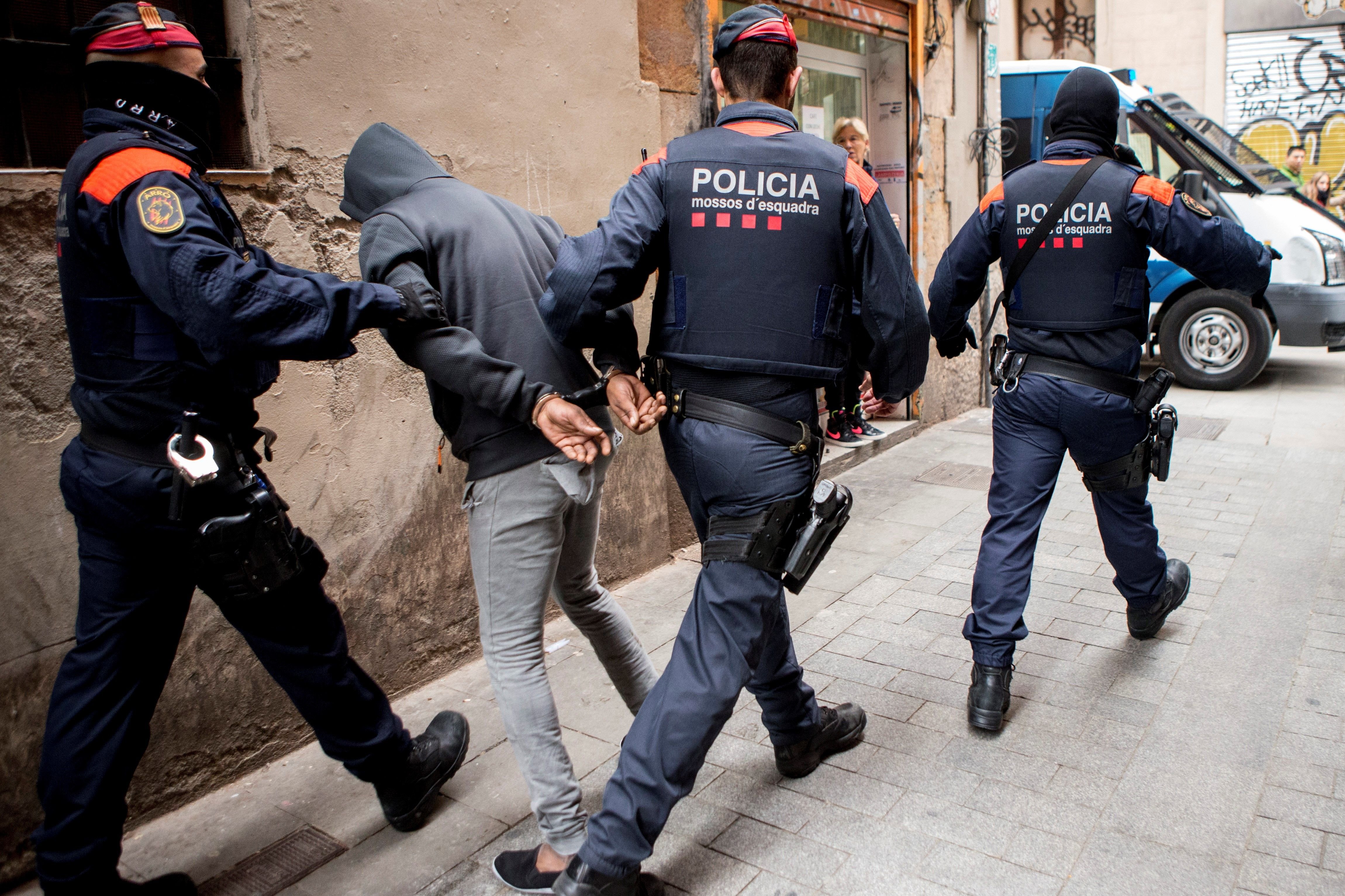 Cop policial contra la xarxa de narcopisos del Raval