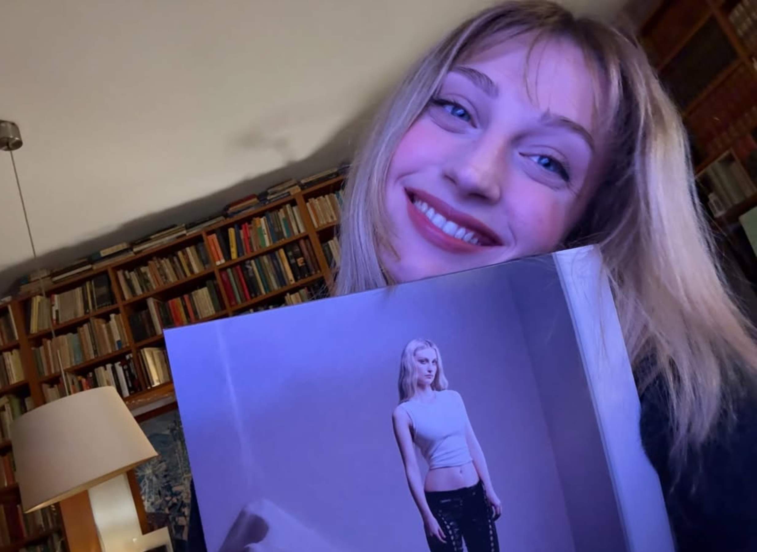 Julieta, il·lusionada, rep les roses més especials per Sant Jordi: foto romàntica agafada de la mà d'un noi