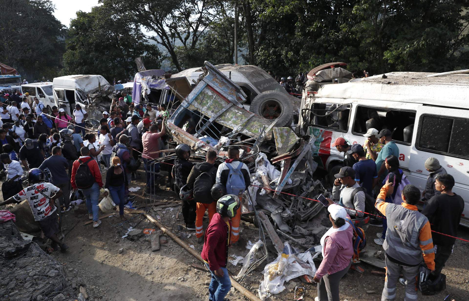 Un atentado terrorista con explosivos contra un autobús en Colombia deja al menos 14 muertos y 40 heridos