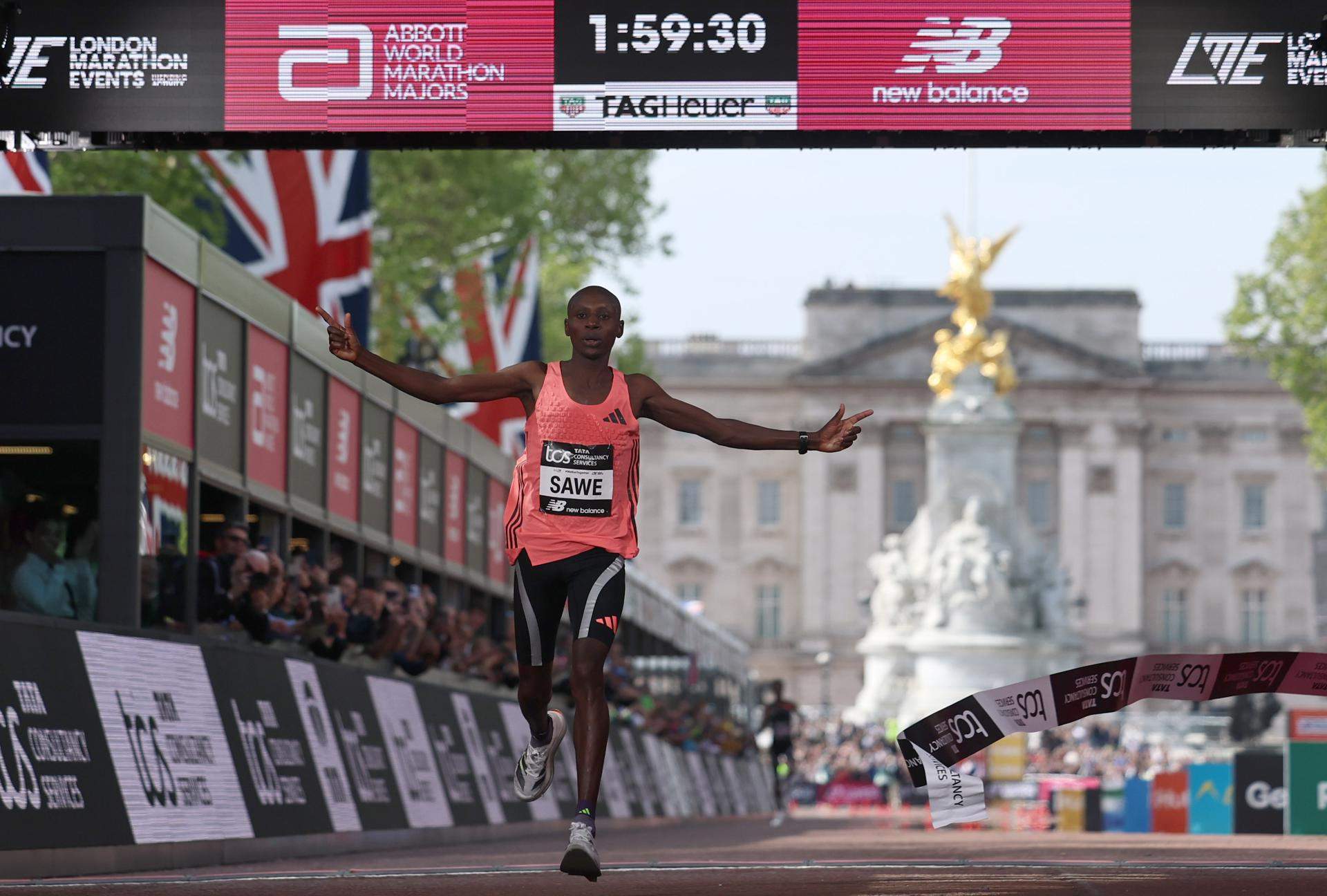 Historia en el Maratón de Londres: el keniano Sabastian Sawe rompe la barrera de las 2 horas