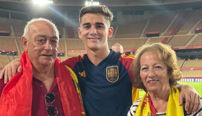 Gavi con sus abuelos / Instagram