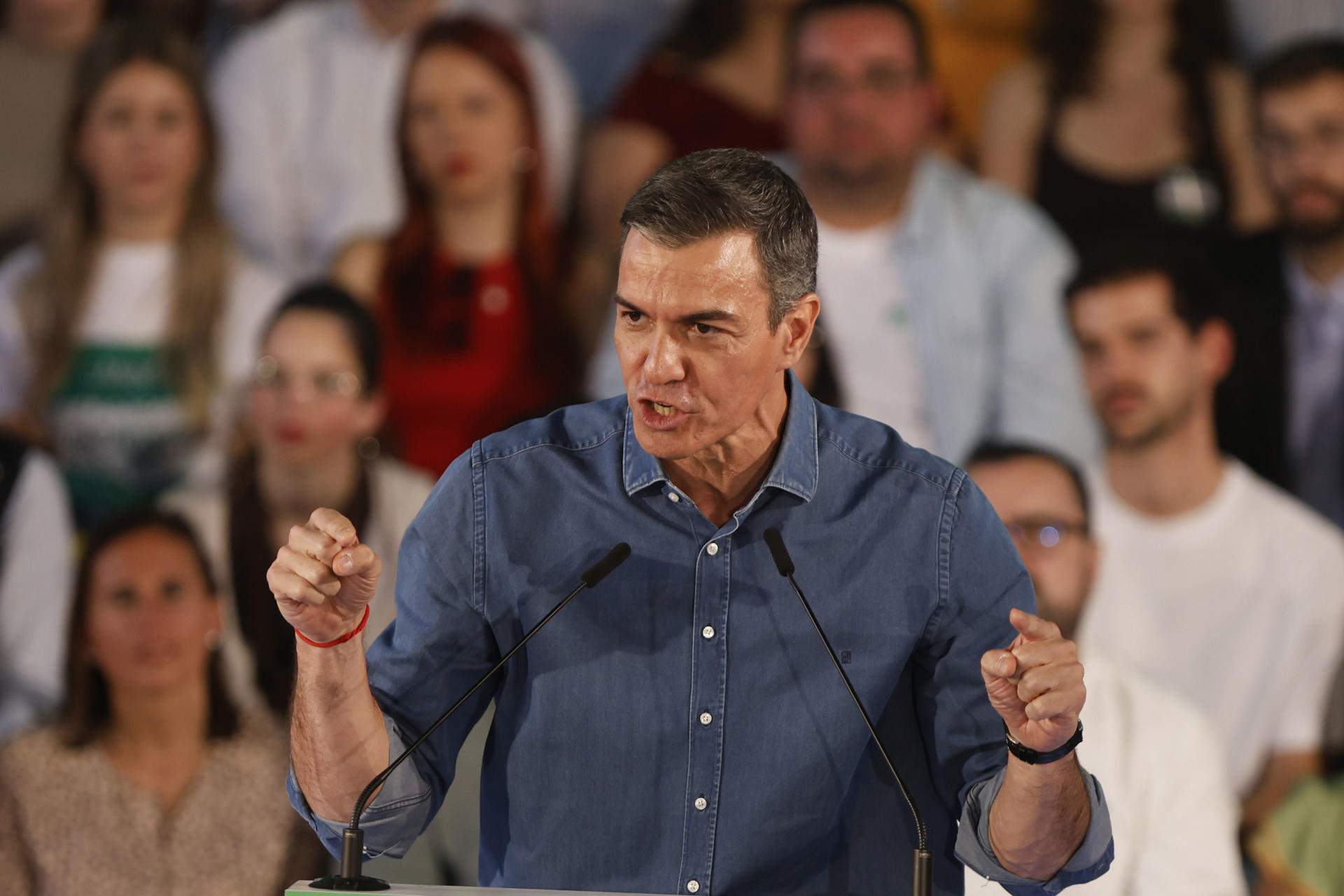 Sánchez censura los “pactos de señoros” de PP y Vox y defiende “una España que no deje a nadie atrás”