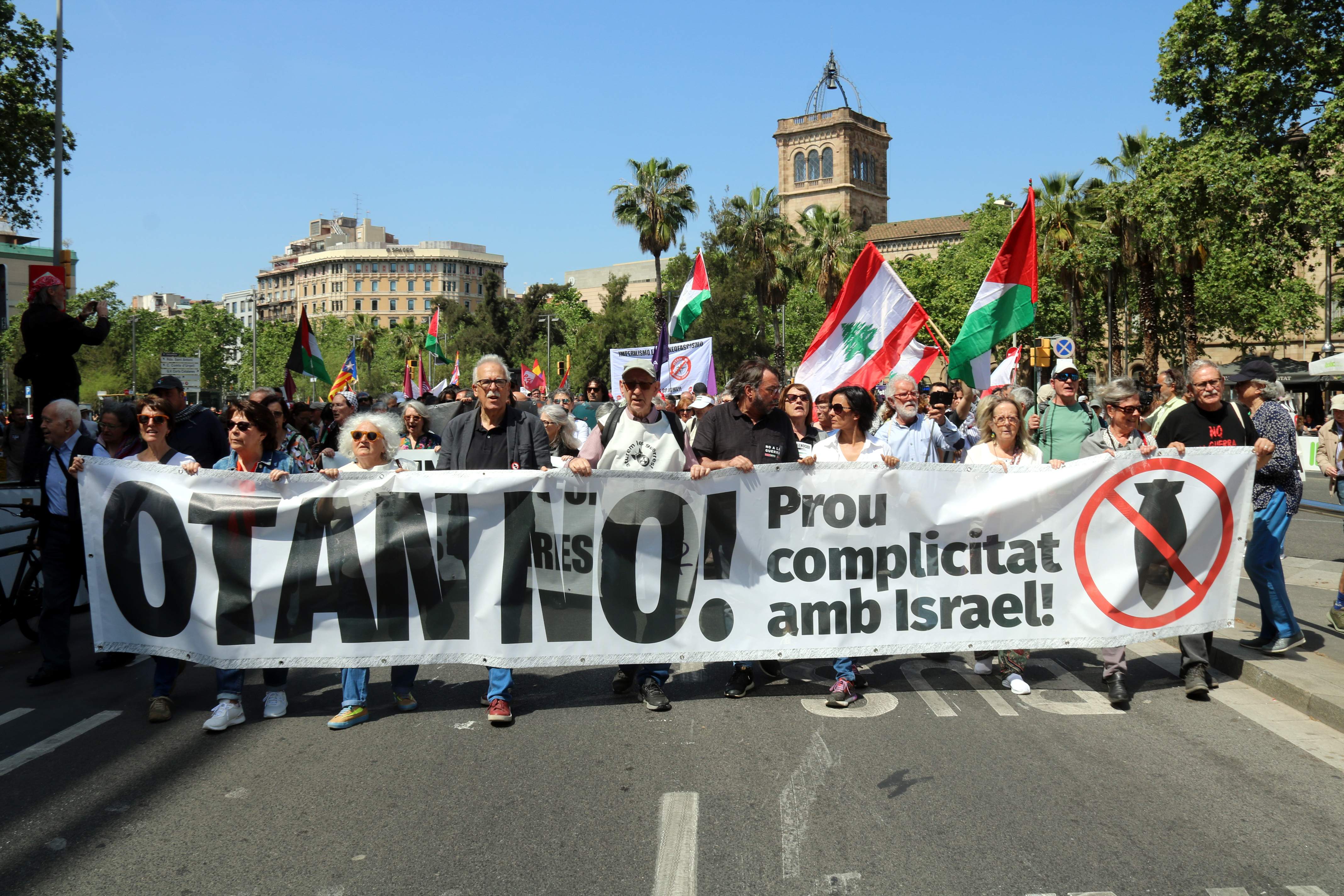 Centenars de persones reclamen a Barcelona “la fi de totes les guerres” i la desaparició de l’OTAN