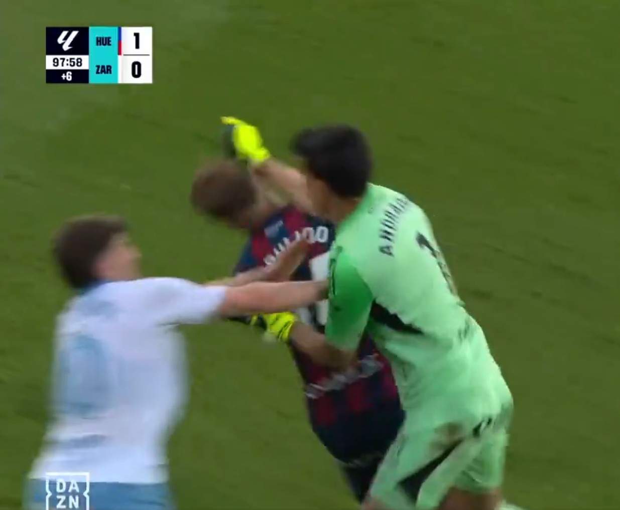 Lamentable agressió a LaLiga Hypermotion: el porter del Saragossa propina un cop de puny a un rival