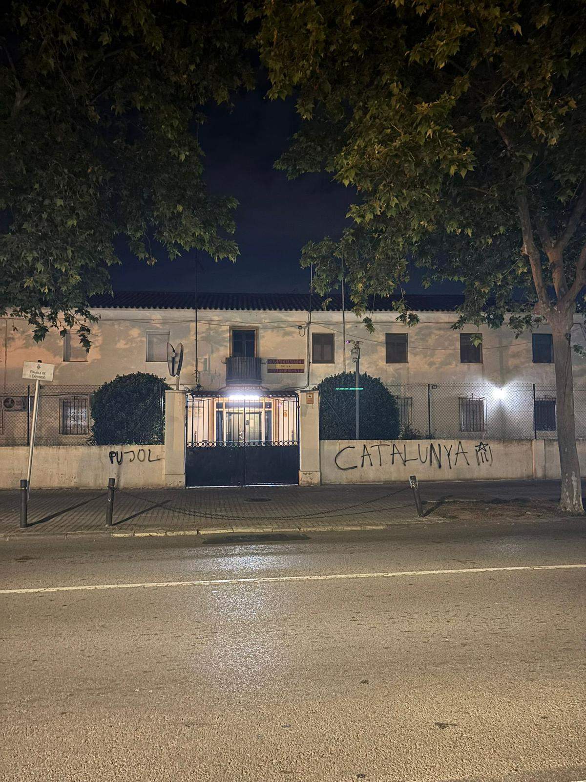 Pintades de suport a Jordi Pujol a la caserna de la Guàrdia Civil de Vilanova i la Geltrú