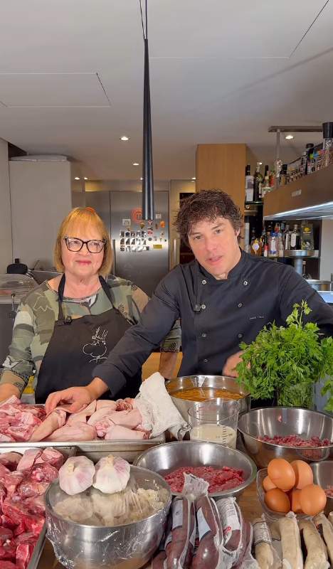 Jordi Cruz i la seva mare, amb productes de la terra IG