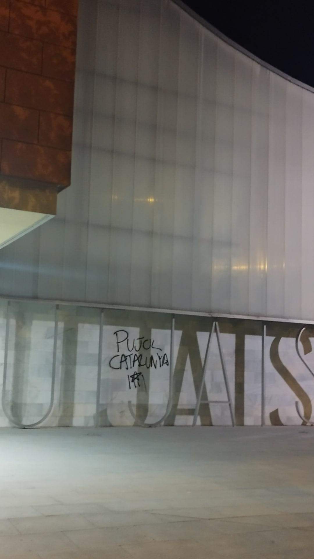 Pintades suport a Jordi Pujol als jutjats de Vilafranca del Penedès