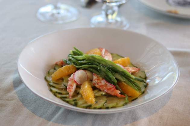 Amanida de mongetes tendres amb llagostins del Restaurant El Mas de Torrent. / Foto: Jordi Àvila
