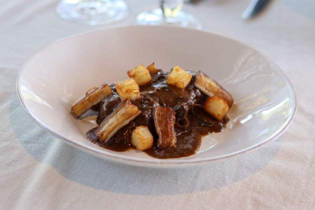 Fricandó del Restaurant El Mas de Torrent. / Foto: Jordi Àvila