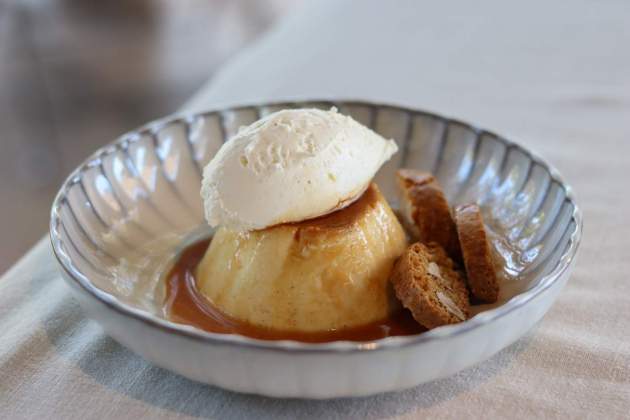 Flam casolà amb nata i carquinyolis del Restaurant El Mas de Torrent. / Foto: Jordi Àvila