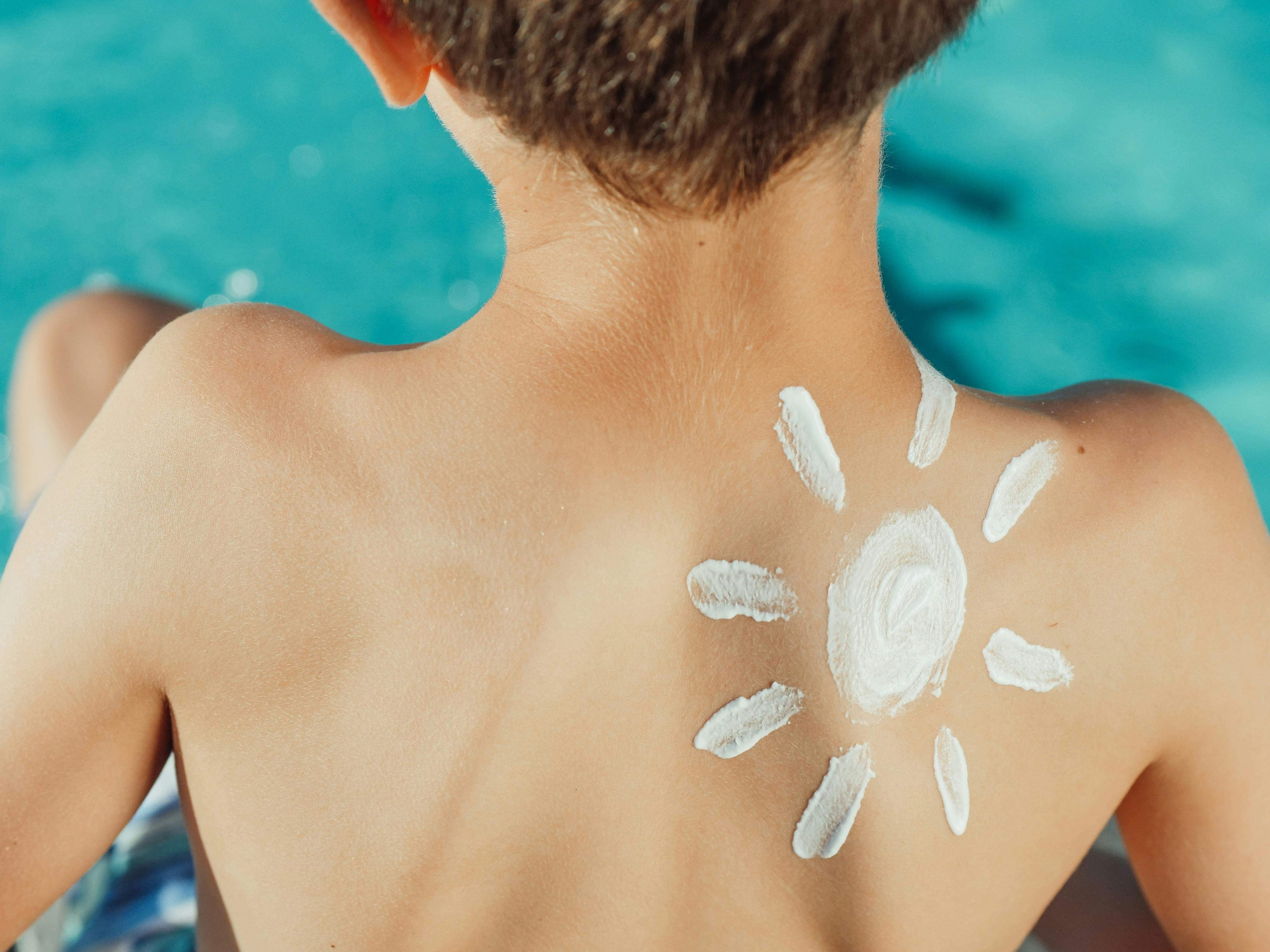 Los mejores fotoprotectores infantiles para este verano: cuáles elegir y por qué