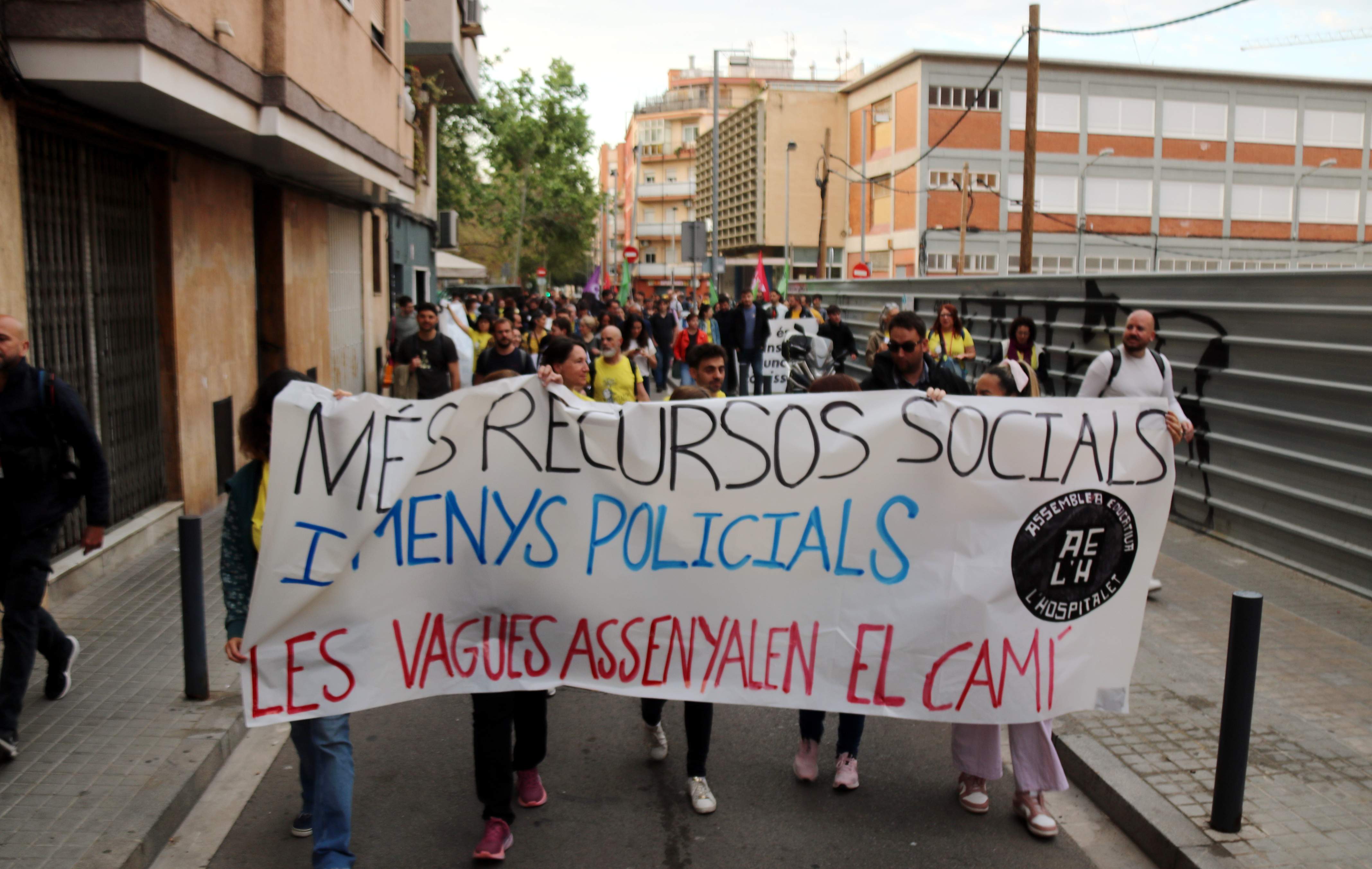 Protesta en los institutos de L'Hospitalet escogidos para desplegar allí mossos: "Es un insulto"