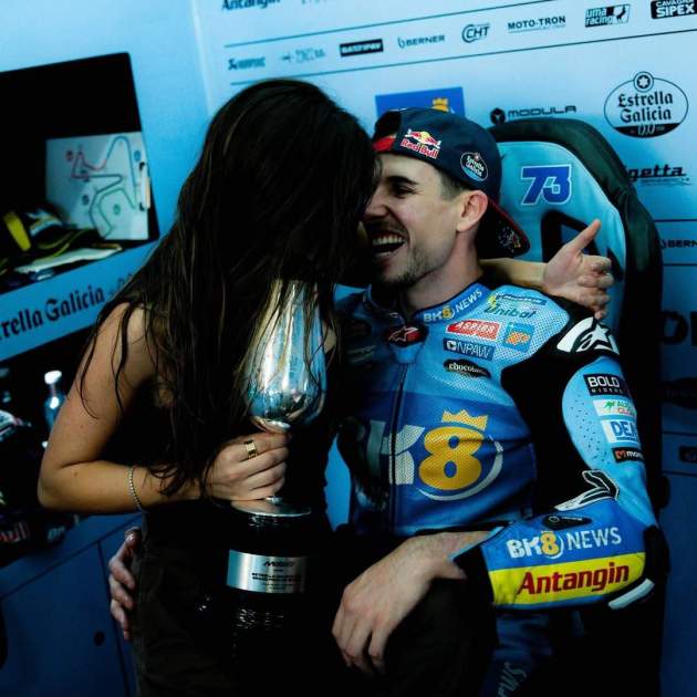 Àlex Márquez con su novia, Gabriela Guzmán, después de la victoria / Instagram