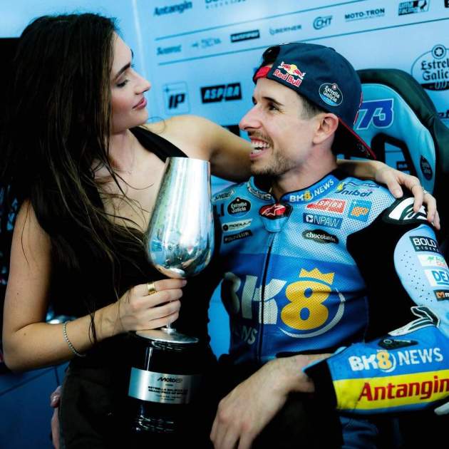 Àlex Márquez con su novia, Gabriela Guzmán, después de la victoria / Instagram