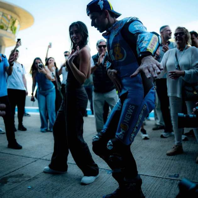 Àlex Márquez con su novia, Gabriela Guzmán, bailando 'La morocha' / Instagram