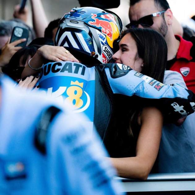 Àlex Márquez con su novia, Gabriela Guzmán, después de la victoria / Instagram