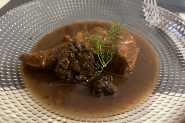 Fricandó de gallineta con colmenillas del restaurante Las Corts. / Foto: Rosa Molinero Trias