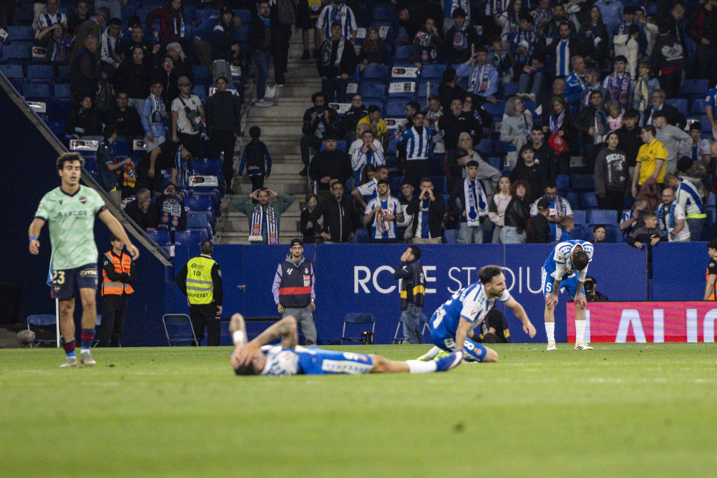La zona de descens entra en ebullició: l'Espanyol, obligat a reaccionar sota l'atenta mirada del Barça