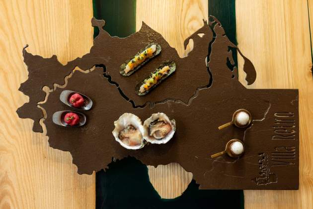 Aperitivos del Menú Homenaje de Villa Retiro servidos en un plato con la forma de las Tierras del Ebro. / Foto: Cedida