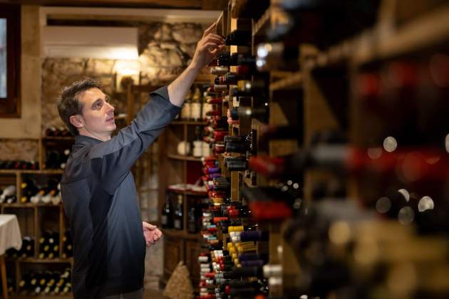 Fran López en la bodega del restaurante Villa Retiro. / Foto: Cedida
