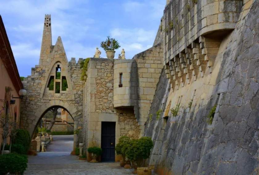 La espectacular bodega gaudiniana escondida entre viñedos en el Garraf: ¿realmente es obra de Gaudí?