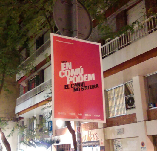 Los carteles de en Común Podemos todavía se pueden ver en varios lugares de Barcelona