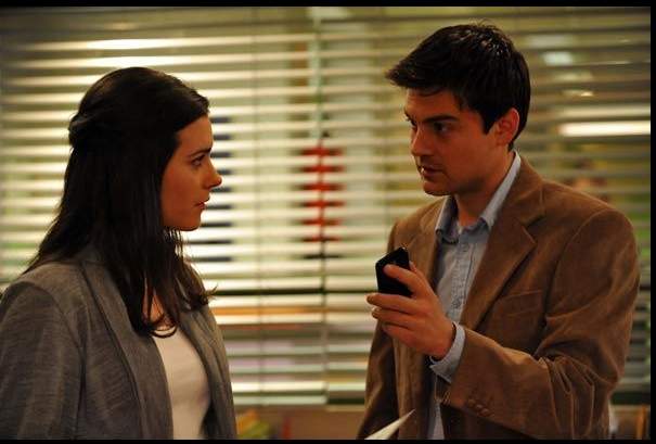 Roger Coma amb l'actriu Maria Cotiello a 'Los protegidos' / Antena 3