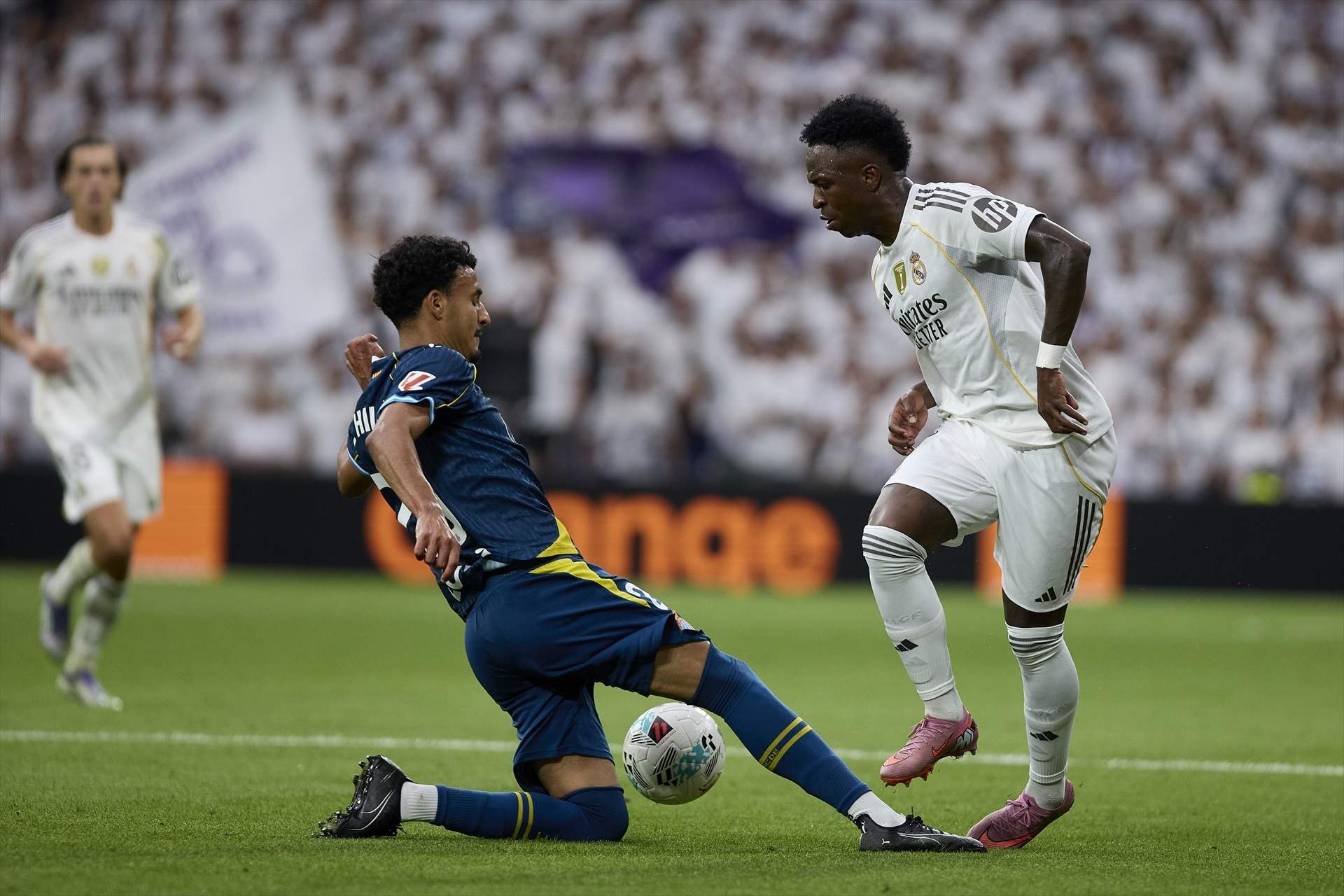Vinícius i Omar disputen una pilota durant el Reial Madrid - Espanyol / Foto: Europa Press