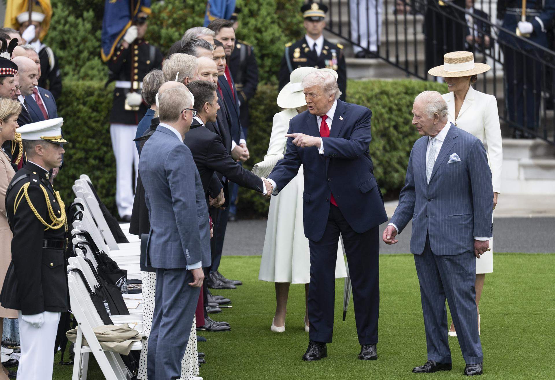 Trump recibe a Carlos III asegurando que son primos en una visita clave para la relación con Reino Unido