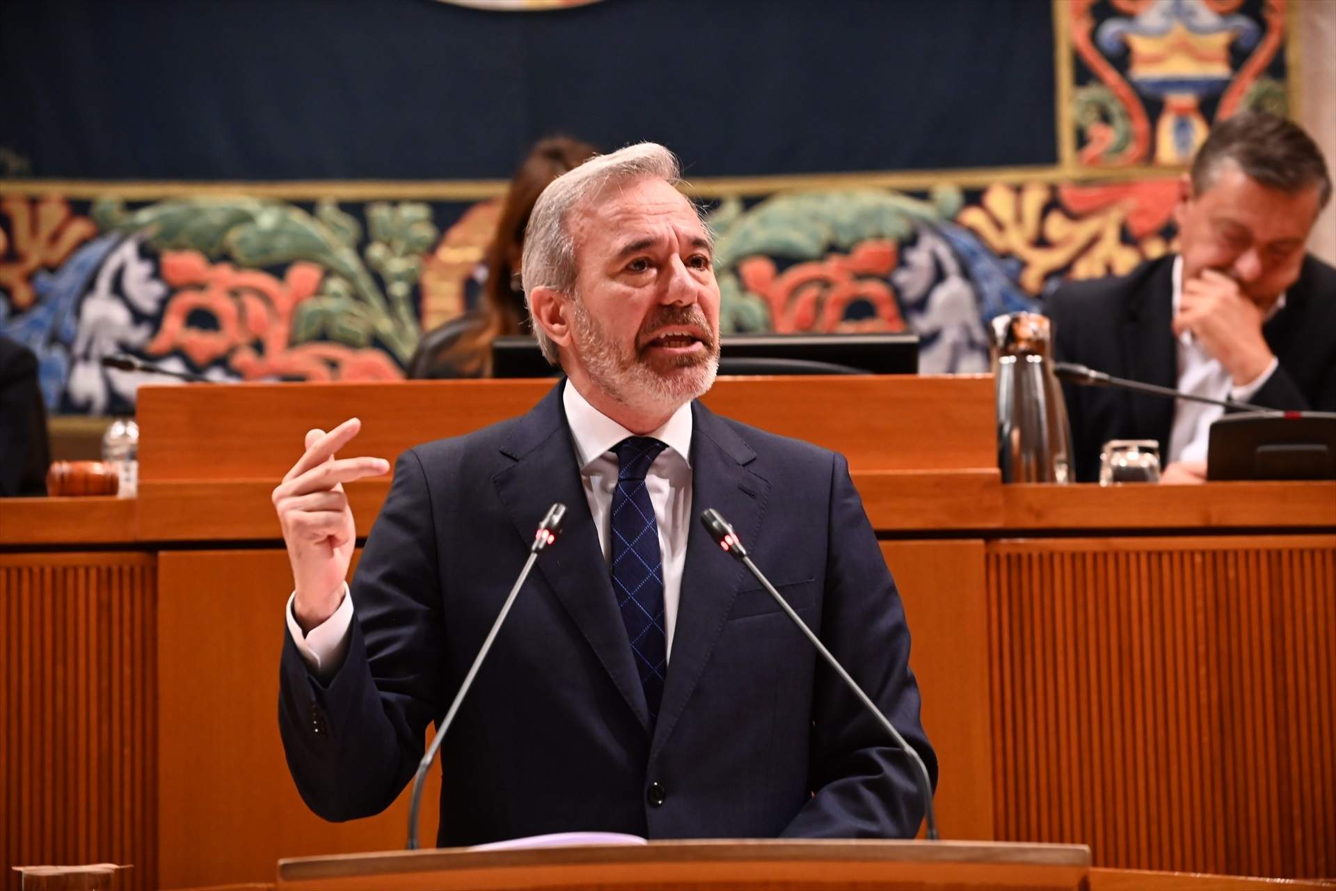 Azcón, investido como presidente de Aragón con el apoyo de Vox y el rechazo unánime de la oposición