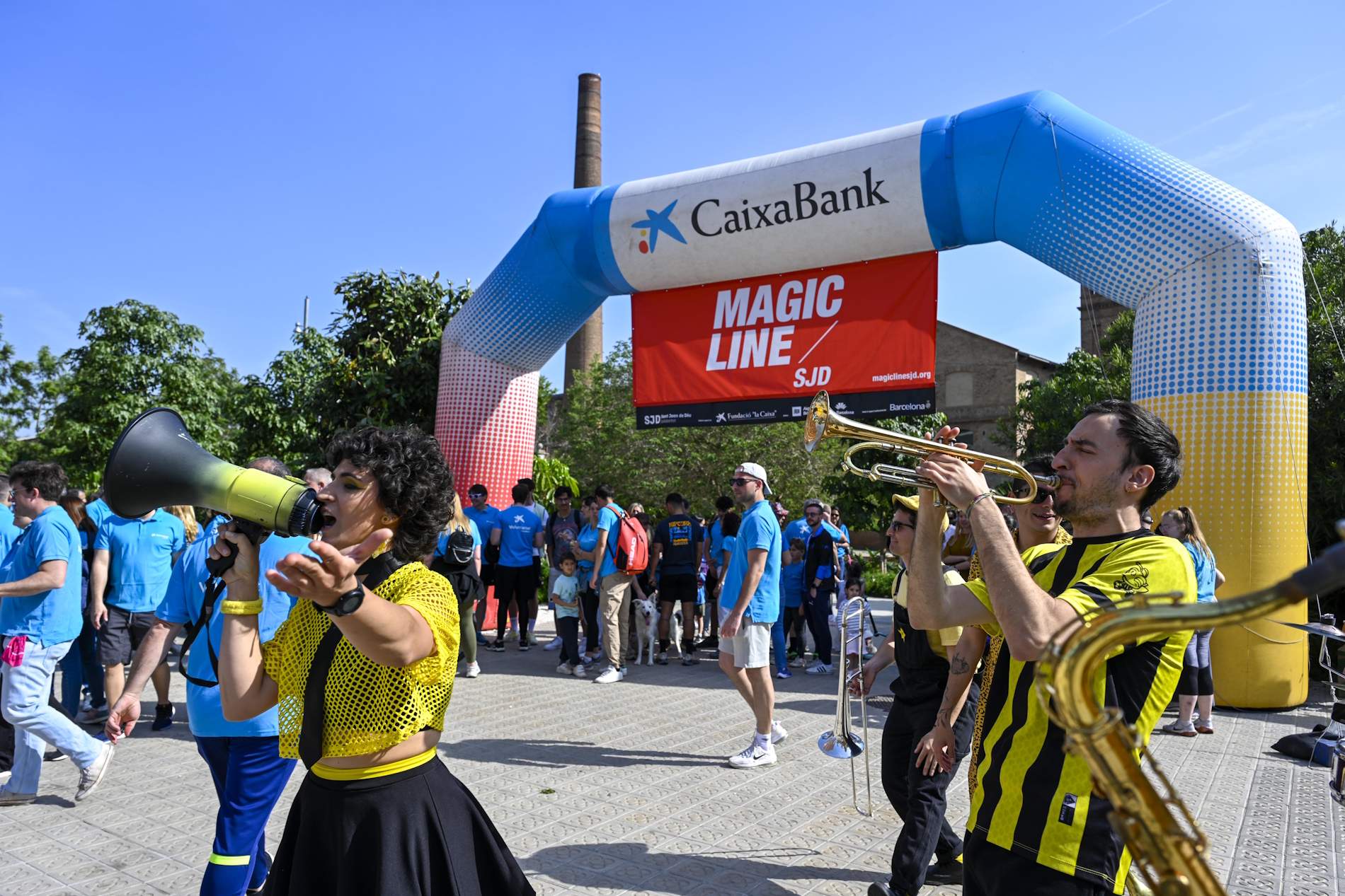 La Fundació "la Caixa" i CaixaBank donen suport a la 13a Magic Line, la caminada solidària de Sant Joan de Déu