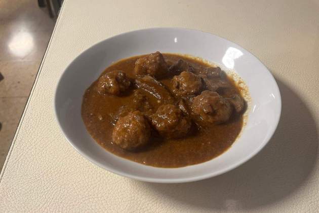 Albóndigas de pies de cerdo y butifarra con sepia del restaurante Emocionar. / Foto: Emma Porta