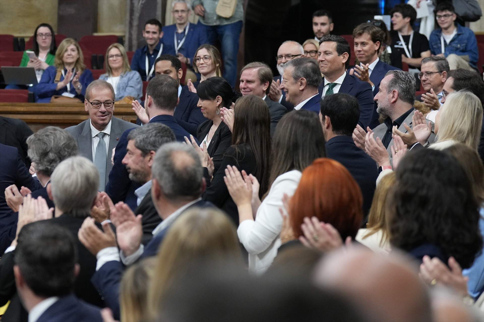 Aplaudiment de tot el Parlament a Jaume Veray (PP), que torna després d'un càncer