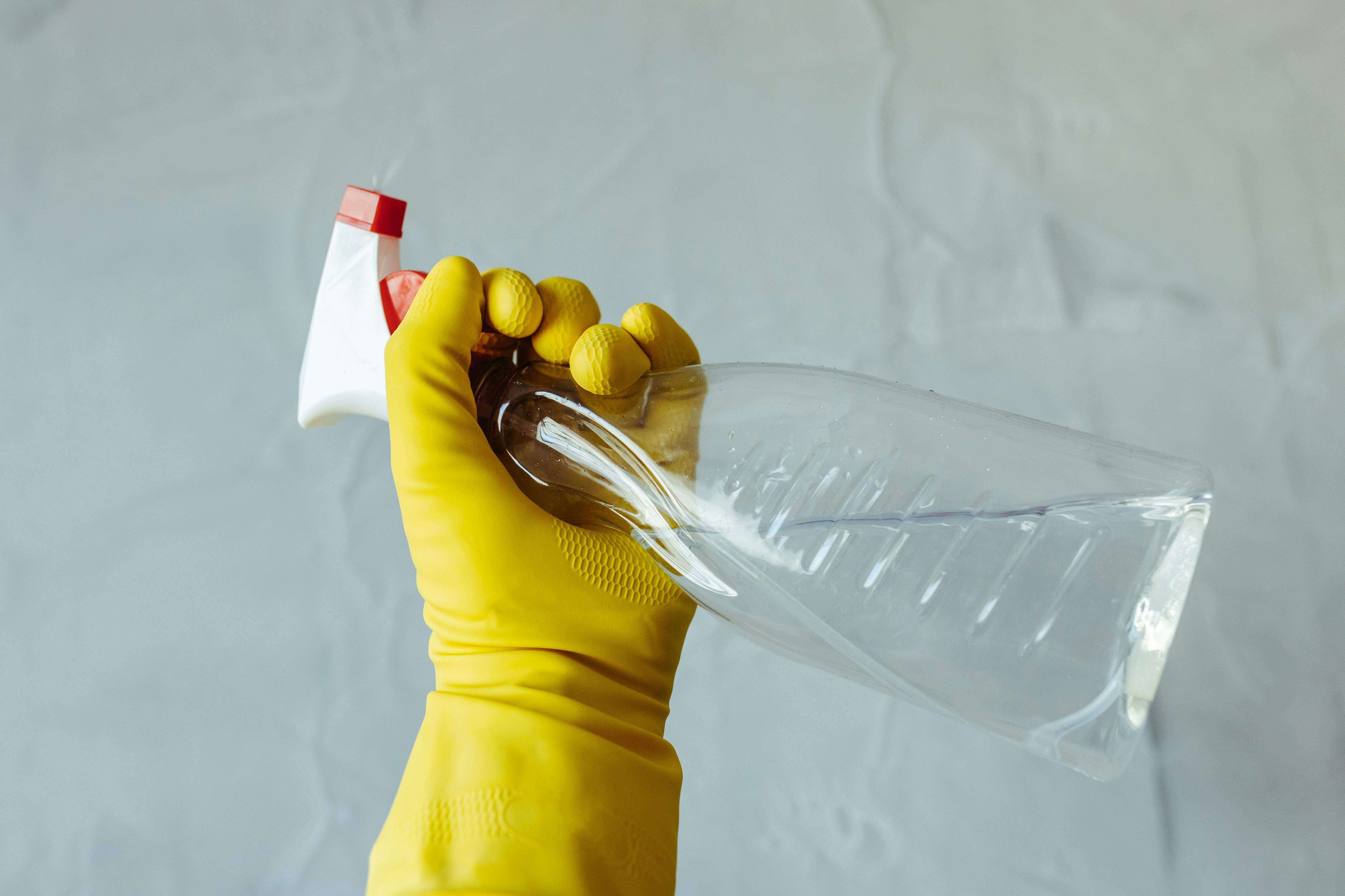 Los especialistas en limpieza lo confirman: mezclar alcohol con agua es la mejor forma de desinfectar tu casa