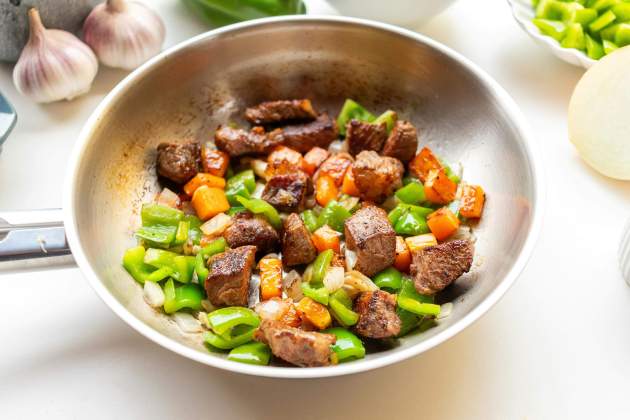 Una sartén con carne y verduras. Foto: Pexels