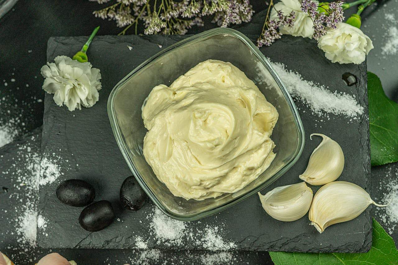 Si al preparar una mayonesa o un alioli se te corta, añadir un cubito de hielo te puede salvar