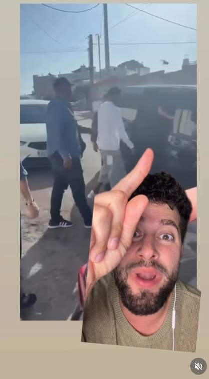 Lamine e Inés entran en la furgo saliendo del local, Ig