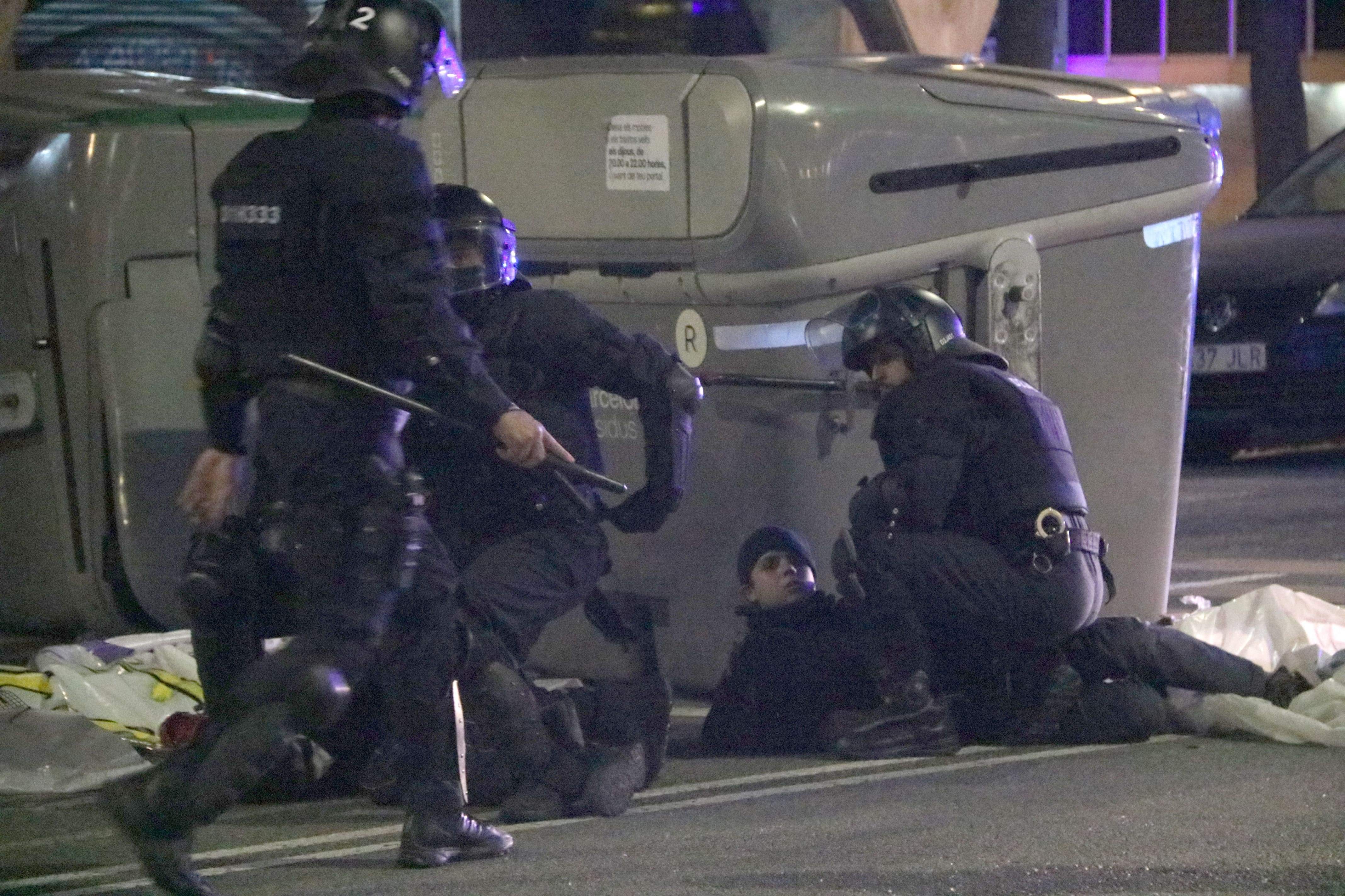 Cargas y lanzamientos de objetos contra la policía ante el consulado de Israel en Barcelona